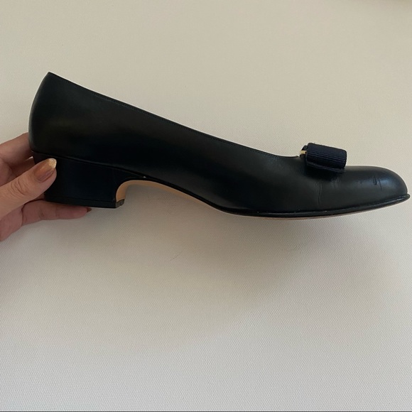 SOLD Salvatore Ferragamo Vintage Vara Bow Pumps Navy Blue - Picture 13 of 15